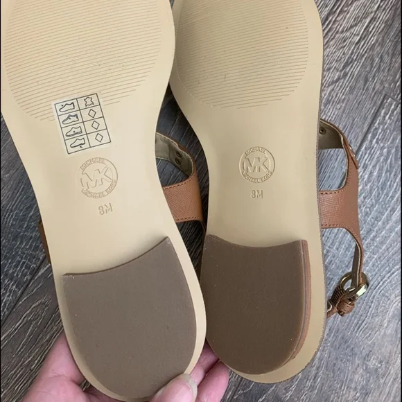 MK Plate Flat Thong Sandals - Picture 7 of 9